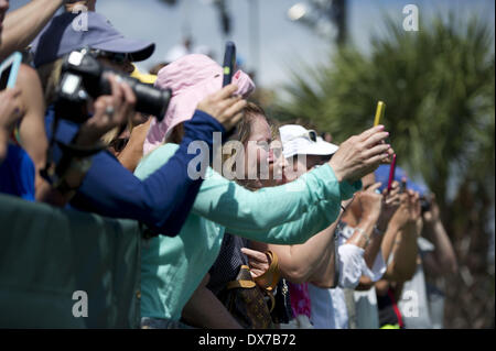 Miami, Floride, USA. Mar 19, 2014. Key Biscayne, Floride - 20 Mars : fans essaient d'obtenir des images de Roger Federer (SUI) au cours de sa pratique avec Kei Nishikori (JPN). Les deux jouent dans le tournoi de tennis Sony 2014. (Photos par Andrew Patron).Tennis - Sony Open de Tennis - ATP World Tour Masters 1000 - Jour 3 - Mercredi 19 mars 2014 - Tennis Center de Crandon Park à Key Biscayne, Miami, Floride USA.© CameraSport - 43 Avenue Linden Countesthorpe. Leicester. L'Angleterre. LE8 5PG - Tél : 44 (0) 116 277 4147 admin@camerasport.com www.camerasport.com - - Crédit : Andrew Patron/ZUMAPRESS.com/Alamy Live New Banque D'Images