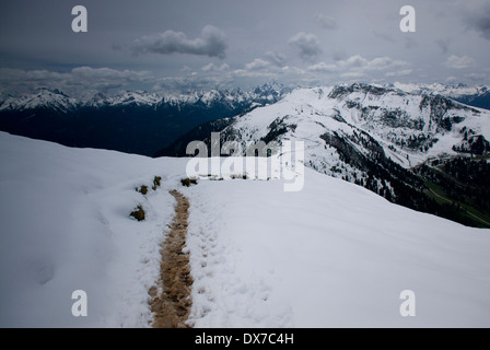 Chemin sur le sommet des montagnes, les Dolomites italiennes Banque D'Images