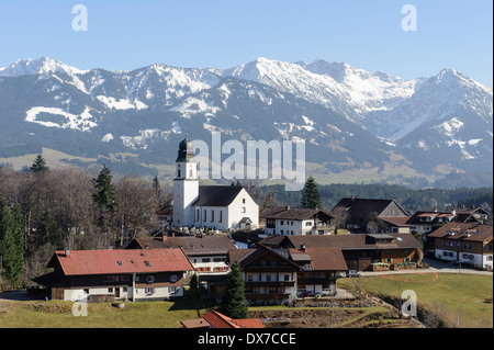 Panorama des Alpes d'Allgäu et St. Alexander en Ofterschwang , Allgäu, Bavière, Allemagne Banque D'Images