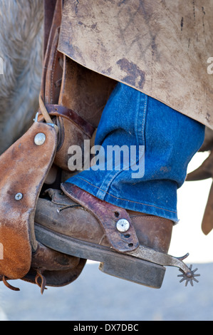 De près de l'amorçage du pied d'un vieux cowboy sur son cheval. Banque D'Images