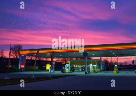 Station Shell avec ciel luminescent aux Pays-Bas Banque D'Images