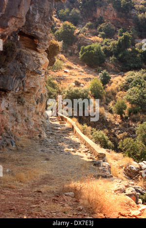 Vue d'un sentier à travers les montagnes rocheuses le long de la voie lycienne qui domine en Turquie Oludeniz Banque D'Images