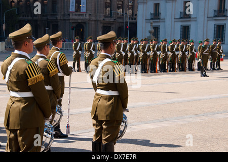 Changement de la garde au Palais de la Moneda, Santiago, Chili. Banque D'Images