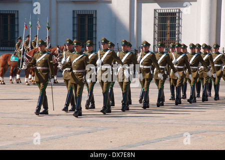 Changement de la garde au Palais de la Moneda, Santiago, Chili. Banque D'Images