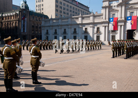 Changement de la garde au Palais de la Moneda, Santiago, Chili. Banque D'Images