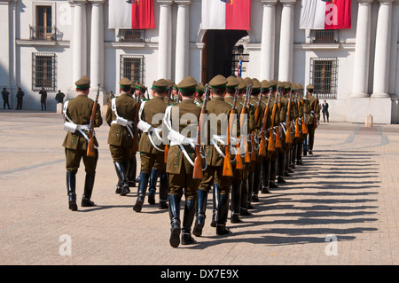 Changement de la garde au Palais de la Moneda, Santiago, Chili. Banque D'Images