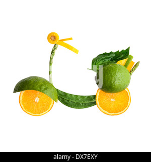 Un concept d'un Vespa scooter rétro faites de fruits et légumes isolé sur blanc. Banque D'Images