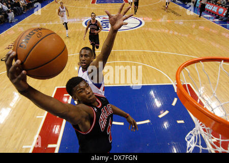 Chicago Bulls guard Jimmy Butler (21) monte pour le coup avec les Philadelphia 76ers en avant Thaddeus Young (21) en retrait au cours de la NBA match entre les Chicago Bulls et les Philadelphia 76ers au Wells Fargo Center de Philadelphie, Pennsylvanie. Les Bulls ont remporté 102-94. Christopher Szagola/Cal Sport Media Banque D'Images