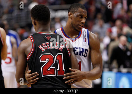 Philadelphia 76ers l'avant Thaddeus Young (21) donne aux Chicago Bulls guard Jimmy Butler (21) une accolade après la NBA match entre les Chicago Bulls et les Philadelphia 76ers au Wells Fargo Center de Philadelphie, Pennsylvanie. Les Bulls ont remporté 102-94. Christopher Szagola/Cal Sport Media Banque D'Images