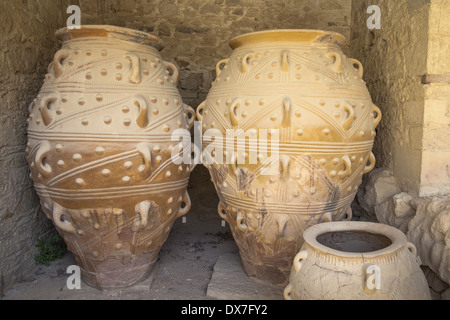 Pithoi, grandes jarres de stockage, dans les magazines des Géants, Palais de Knossos, Knossos, Crète, Grèce Banque D'Images