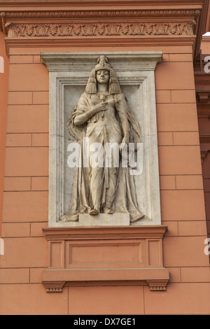 Statue sur la façade, le Musée égyptien, également connu sous le nom de Musée d'antiquités égyptiennes et Musée du Caire, Le Caire, Egypte Banque D'Images