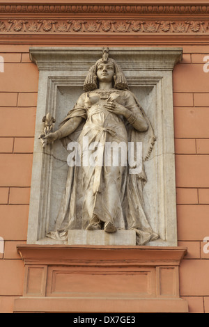 Statue sur la façade, le Musée égyptien, également connu sous le nom de Musée d'antiquités égyptiennes et Musée du Caire, Le Caire, Egypte Banque D'Images