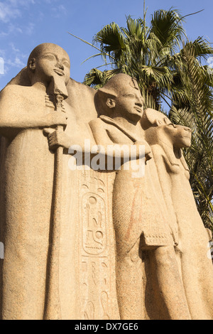 Statue à l'extérieur du Musée égyptien, également connu sous le nom de Musée d'antiquités égyptiennes et Musée du Caire, Le Caire, Egypte Banque D'Images