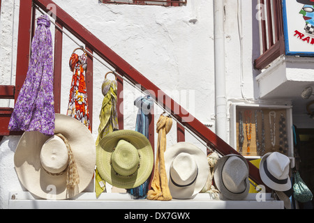 Chapeaux et foulards à vendre à l'extérieur d'une boutique, Chora, la ville de Mykonos, Mykonos, Grèce Banque D'Images