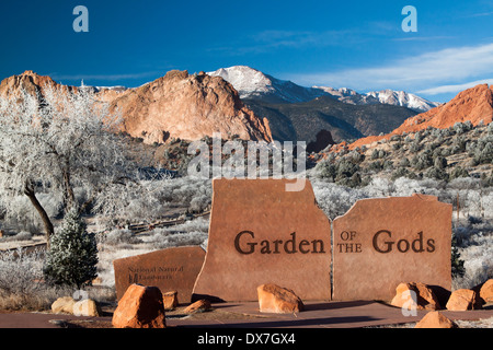 Signe d'entrée au Jardin des Dieux Park, Colorado Springs, Colorado, États-Unis, à un jour d'hiver glacial Banque D'Images