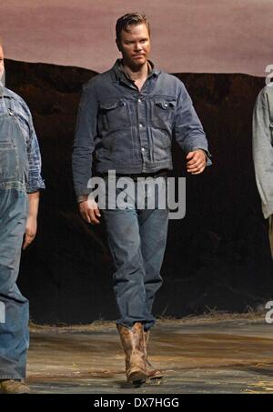 New York, NY, USA. Mar 19, 2014. Jim Parrack Photo appel à des souris et des hommes Cast Photo Op sur Broadway, Longacre Theatre, New York, NY 19 mars 2014. Credit : Derek Storm/Everett Collection/Alamy Live News Banque D'Images