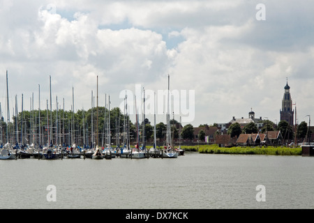 Entrant dans le port d'Enkhuizen, situé sur l'IJsselmeer, Hollande du Nord, aux Pays-Bas. Banque D'Images