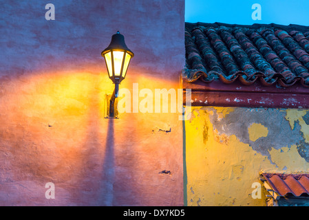 Vieux bâtiments coloniaux et une lanterne dans la nuit dans la vieille ville de Carthagène, Colombie Banque D'Images