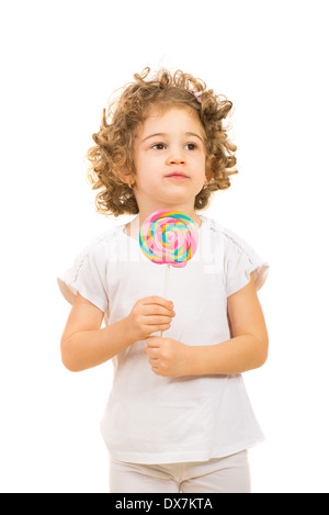 Petite fille aux cheveux bouclés holding big lollipop isolé sur fond blanc Banque D'Images