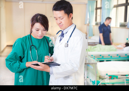 Médecin de médecine chinoise sur les droits de l'acupoint point modèle dans une chambre Banque D'Images
