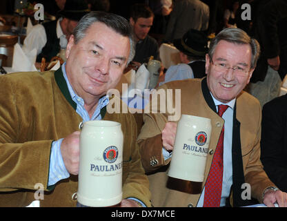 Munich, Allemagne. Mar 19, 2014. Commentateur Waldemar Hartmann (L) et désigné président du FC Bayern Munich Karl Hopfner toast lors du traditionnel rôti 'politicien' sur l'Aurbacher Hotel à Munich, Allemagne, 19 mars 2014. La traditionnelle bière stout saison commence en Bavière avec le traditionnel rôti. Photo : Tobias HASE/dpa/Alamy Live News Banque D'Images