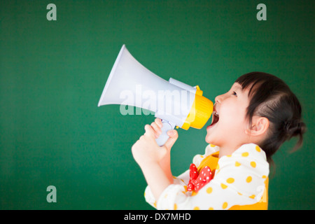 Heureux l'enfant à l'aide d'un mégaphone avec tableau noir Banque D'Images