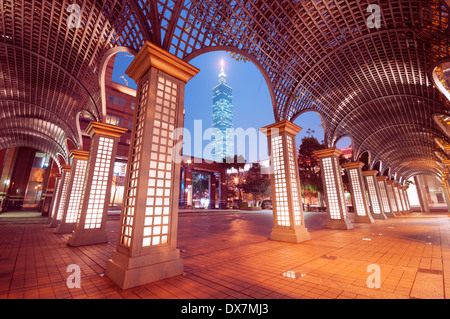 Par Taipei Taipei 101 la nuit avec le deuxième plus grand bâtiment. (Taiwan) Banque D'Images
