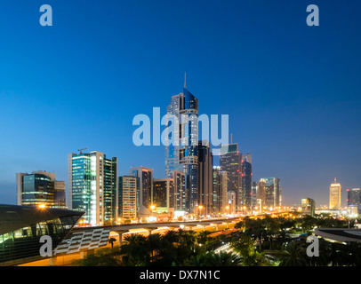 La tombée de la vue sur des toits de gratte-ciel le long de la route Sheikh Zayed à Dubaï Émirats Arabes Unis Banque D'Images