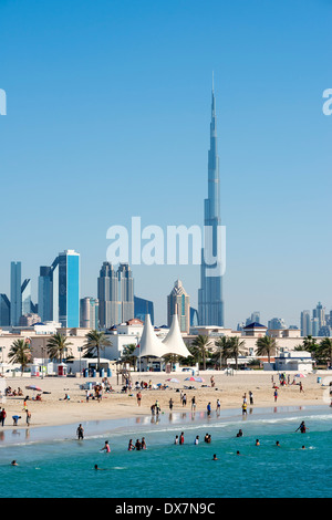 Jumeira Beach Ouvert avec les touristes et les toits de gratte-ciel de Dubaï Émirats Arabes Unis Banque D'Images