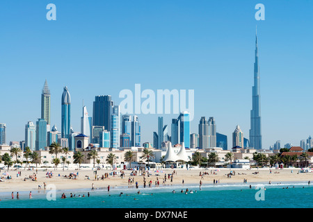 Jumeira Beach Ouvert avec les touristes et les toits de gratte-ciel de Dubaï Émirats Arabes Unis Banque D'Images