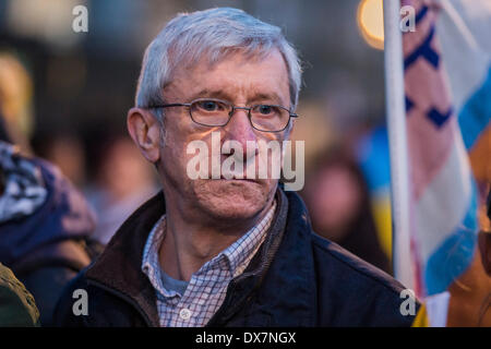 London, UK . Mar 19, 2014. Une journée de protestation contre les coupes budgétaires et d'austérité est pris en charge par Caroline Lucas, Parti Vert, John McInally (photo) - vice-président national de l'Union européenne, les PC CND et divers organismes étudiants. Dans le même temps, une pétition est remis à Downing Street. En face de Downing Street, à Whitehall, Londres, Royaume-Uni 19 mars 2014. Crédit : Guy Bell/Alamy Live News Banque D'Images