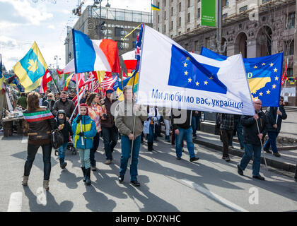 Kiev, Ukraine - le 16 mars 2014 : des citoyens étrangers ont organisé une marche dans le centre-ville de Kiev l'appui du peuple ukrainien. Le principal slogan : 'Nous vous aimons, les Ukrainiens !' Banque D'Images