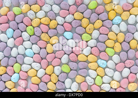 Beaucoup de bonbons multicolores couverts mini oeufs de Pâques au chocolat Banque D'Images