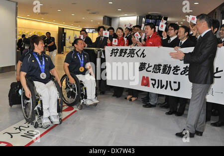 Chiba, Japon. Mar 20, 2014. (L-R) Taiki Morii, Akira Kano (JPN) Ski Alpin : l'équipe paralympique de Sotchi du Japon arrivent à l'Aéroport International de Narita à Tokyo, au Japon . © AFLO/Alamy Live News Banque D'Images