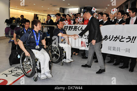 Chiba, Japon. Mar 20, 2014. (L-R) Takeshi Suzuki, Taiki Morii, Akira Kano (JPN) Ski Alpin : l'équipe paralympique de Sotchi du Japon arrivent à l'Aéroport International de Narita à Tokyo, au Japon . © AFLO/Alamy Live News Banque D'Images