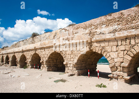 Israël, Césarée aqueduc construit par les Romains a été la source d'eau dans la ville romaine Banque D'Images