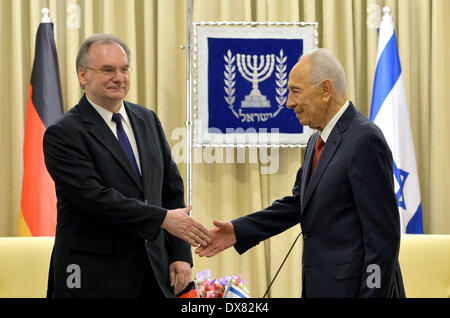 Jérusalem, Israël. Mar 20, 2014. Reiner Haseloff Saxe-anhalt de premier ministre (L), serre la main avec le président israélien Shimon Peres à Jérusalem, Israël, le 20 mars 2014. La rencontre entre Haseloff et Peres a été organisée à court préavis. Haseloff est en visite en Israël pour discuter de sujets tels que la coopération économique entre la Saxe-Anhalt et Israël. Crédit : MARC NRIT/dpa/Alamy Live News Banque D'Images