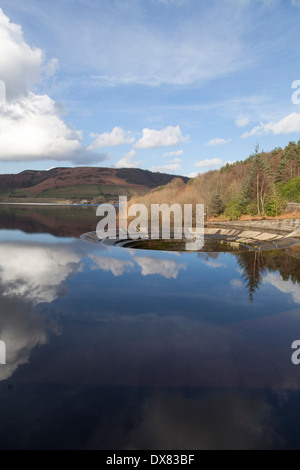 Comme le miroir des réflexions sur la surface de Ladybower reservoir dans le parc national de Peak District, Derbyshire, Royaume-Uni Banque D'Images