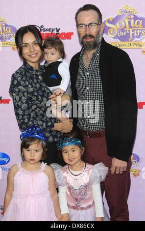 Jason Lee, épouse Ceren Alkac, fils Sonny, fille Casper Los Angeles première de Disney Channel's 'Sofia Le premier : Il était une princesse' à la Walt Disney Studios - Arrivées Burbank, Californie - 10.11.12 Avec : Jason Lee,épouse Ceren Alkac,fils Sonny,fille Casper où : Los Angeles, California, United States Quand : 10 novembre 2012 **** Banque D'Images