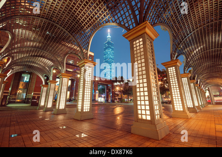 Par Taipei Taipei 101 la nuit avec le deuxième plus grand bâtiment. (Taiwan) Banque D'Images