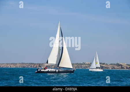 La voile dans la mer Méditerranée. Photographié en Israël, Herzlya Banque D'Images