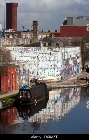 Vue sur le Grand Union Canal sur sa façon de rejoindre la rivière Lee la navigation près de Hackney Wick - au Queen Elizabeth Olympic Park. Banque D'Images