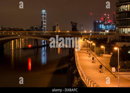 Grosvenor pont enjambant la Tamise à l'ouest de Londres et St George Wharf Tower, hi tours résidentielles appartments Banque D'Images