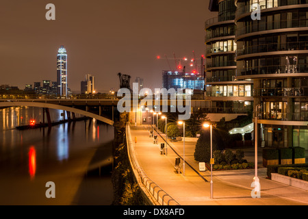 Grosvenor pont enjambant la Tamise à l'ouest de Londres et St George Wharf Tower, hi tours résidentielles appartments Banque D'Images