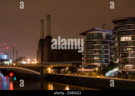 Battersea Power Station et résidentielle sur la Tamise à partir de Chelsea Bridge, West London Banque D'Images