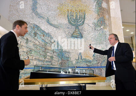 Jérusalem, Israël. Mar 20, 2014. Reiner Haseloff Saxe-anhalt de premier ministre (R) et un guide touristique israélien debout à côté d'une mosaïque de Marc Chagall à la Knesset à Jérusalem, Israël, le 20 mars 2014. La rencontre entre Haseloff et Peres a été organisée à court préavis. Haseloff est en visite en Israël pour discuter de sujets tels que la coopération économique entre la Saxe-Anhalt et Israël. Crédit : MARC NRIT/dpa/Alamy Live News Banque D'Images