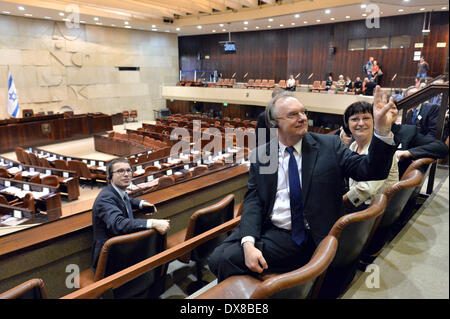 Jérusalem, Israël. Mar 20, 2014. Reiner Haseloff Saxe-anhalt de premier ministre (F) et son épouse Gabriele (R) siéger à la Knesset à Jérusalem, Israël, le 20 mars 2014. La rencontre entre Haseloff et Peres a été organisée à court préavis. Haseloff est en visite en Israël pour discuter de sujets tels que la coopération économique entre la Saxe-Anhalt et Israël. Crédit : MARC NRIT/dpa/Alamy Live News Banque D'Images