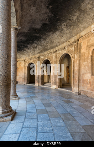 L'intérieur de la colonnade dorique du patio circulaire du Palais de Charles Quint à Grenade Espagne Banque D'Images