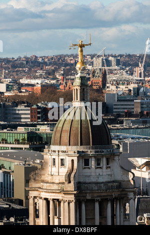 Sur le dôme au-dessus de la Cour pénale centrale britannique, Old Bailey, se dresse une statue en cuivre de Dame Justice avec balance de la justice en Banque D'Images