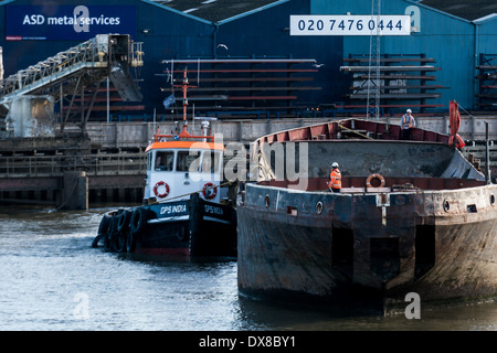 Les barges et les remorqueurs de travail sur la Tamise à l'Est de Londres Banque D'Images